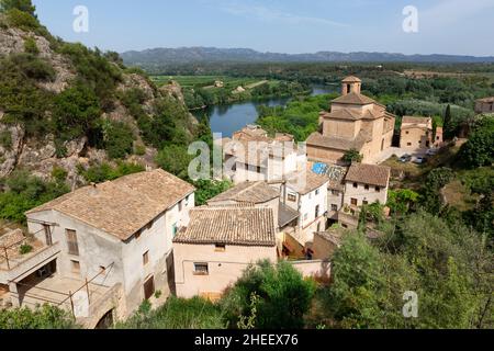 Blick auf die Dächer des Dorfes Miravet in der Provinz Tarragona. Katalonien, Spanien. Ökotourismus. Stockfoto