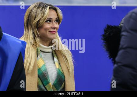 Mailand, Italien. 09th Januar 2022. Diletta Leotta von DAZN Italia lächelt während der Serie A 2021/22 Fußballspiel zwischen FC Internazionale und SS Lazio im Giuseppe Meazza Stadium, Mailand, Italien am 09. Januar 2022 Quelle: Independent Photo Agency/Alamy Live News Stockfoto