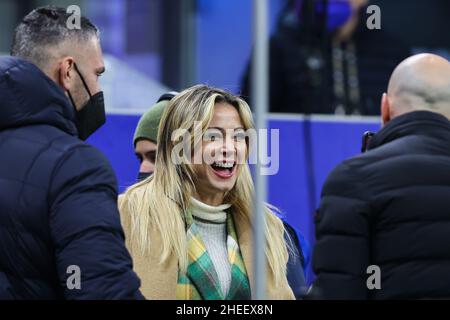 Mailand, Italien. 09th Januar 2022. Diletta Leotta von DAZN Italia lächelt während der Serie A 2021/22 Fußballspiel zwischen FC Internazionale und SS Lazio im Giuseppe Meazza Stadium, Mailand, Italien am 09. Januar 2022 Quelle: Independent Photo Agency/Alamy Live News Stockfoto