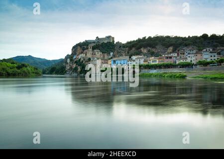 Blick auf den Ebro Fluss und das Dorf Miravet in der Provinz Tarragona. Katalonien, Spanien. Ländlicher Tourismus. Stockfoto