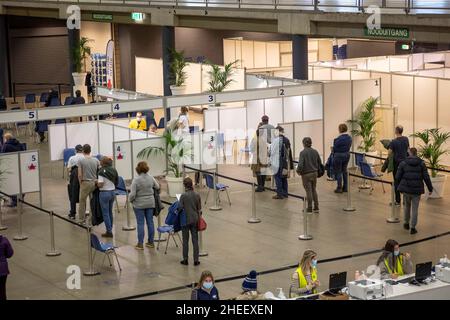 Eindhoven, Niederlande. 08th Januar 2022. Allgemeine Ansicht des Impfzentrums, mit den Registrierschaltern, den Impfkabinen und dem Ruhebereich. Im Impfzentrum von GGD Healthcare Workers in Eindhoven erhalten die Menschen den Booster Jab, einen Covid-19-Impfstoff von BioNTech/Pfizer und Moderna, mit einer Kapazität von bis zu 7500 Dosen pro Tag. Kredit: SOPA Images Limited/Alamy Live Nachrichten Stockfoto