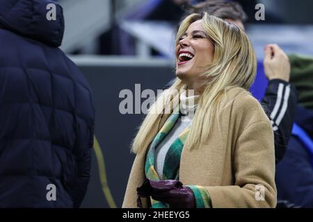 Diletta Leotta von DAZN Italia lächelt während des Fußballspiels der Serie A 2021/22 zwischen dem FC Internazionale und der SS Lazio im Giuseppe Meazza Stadium, Mil Stockfoto