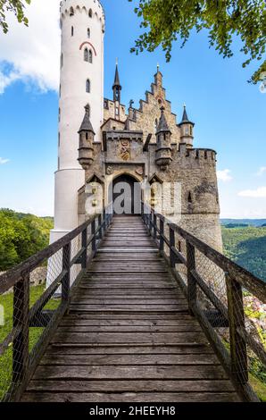 Lichtenstein Burgtore mit alter Holzbrücke, Deutschland, Europa. Dieses berühmte Schloss ist das Wahrzeichen von Schwarzwald. Vorderansicht von Lichtenstein Stockfoto