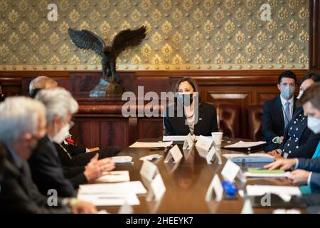 Washington, DC, USA. 25th Oktober 2021. Vizepräsidentin Kamala Harris trifft sich am Montag, den 25. Oktober 2021, mit führenden Vertretern nationaler Klima- und Umweltorganisationen im Eisenhower Executive Office Building im Weißen Haus. (Foto von Lawrence Jackson) Quelle: White House/ZUMA Press Wire Service/ZUMAPRESS.com/Alamy Live News Stockfoto