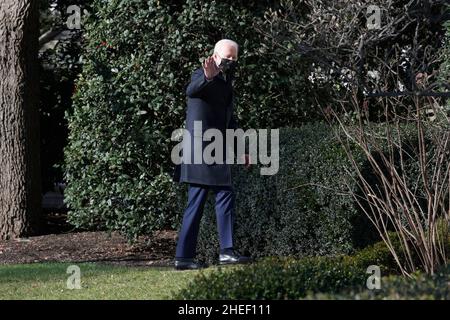 Washington, Usa. 10th Januar 2022. US-Präsident Joe Biden geht über South Lawn zum Oval Office in Washington DC. Kredit: SOPA Images Limited/Alamy Live Nachrichten Stockfoto