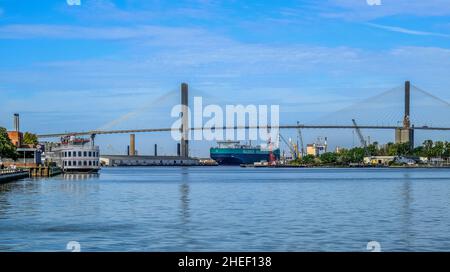 Frachter und Flussboot an der Talmadge Bridge in Savannah Stockfoto