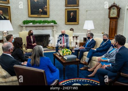 Washington, DC, USA. 22nd Oktober 2021. Präsident Joe Biden trifft sich am Freitag, den 22. Oktober 2021, mit den Gouverneuren im Oval Office. (Foto von Adam Schultz) Quelle: White House/ZUMA Press Wire Service/ZUMAPRESS.com/Alamy Live News Stockfoto