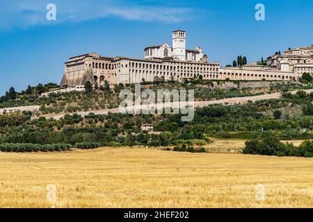 Blick auf Assisi und den Komplex der Basilika des Heiligen Franziskus von Assisi. Assisi ist einer der wichtigsten Orte der christlichen Wallfahrt in Italien Stockfoto