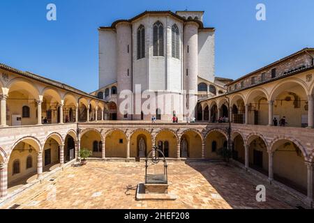 Innenhof des Sacro Convento, dem Kloster neben der Basilika des Heiligen Franziskus von Assisi, Umbrien, italien Stockfoto