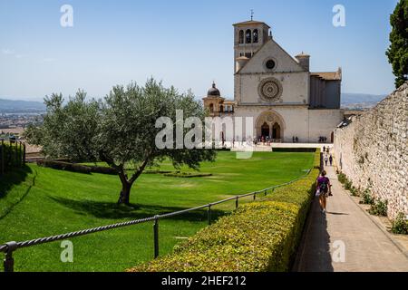 Außenansicht der Basilika St. Franziskus von Assisi (obere Basilika), eines der wichtigsten touristischen Ziele in Italien und UNESCO-Weltkulturerbe Stockfoto