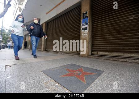 Beirut, Libanon. 10th Januar 2022. Am 10. Januar 2022 gehen Menschen an einem geschlossenen Geschäft in Beirut, Libanon, vorbei. Libanesische Händler wurden 2021 von der beispiellosen Wirtschafts- und Finanzkrise des Landes getroffen, bei der laut der Beirut Traders Association 35 Prozent von ihnen ihre Geschäfte oder einige Filialen schlossen. Quelle: Bilal Jawich/Xinhua/Alamy Live News Stockfoto