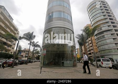 Beirut, Libanon. 10th Januar 2022. Ein Mann geht am 10. Januar 2022 an einem Mietort in Beirut, Libanon, vorbei. Libanesische Händler wurden 2021 von der beispiellosen Wirtschafts- und Finanzkrise des Landes getroffen, bei der laut der Beirut Traders Association 35 Prozent von ihnen ihre Geschäfte oder einige Filialen schlossen. Quelle: Bilal Jawich/Xinhua/Alamy Live News Stockfoto