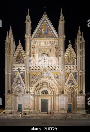 Nachtansicht der Kathedrale von Orvieto, dem ikonischen Wahrzeichen der Stadt, Umbrien, Italien Stockfoto