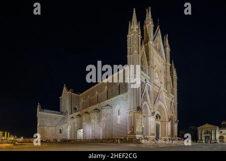 Nachtansicht der Kathedrale von Orvieto, dem ikonischen Wahrzeichen der Stadt, Umbrien, Italien Stockfoto
