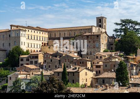 Blick auf Todi, eine schöne Stadt und beliebtes Touristenziel, Umbrien Region, Italien Stockfoto