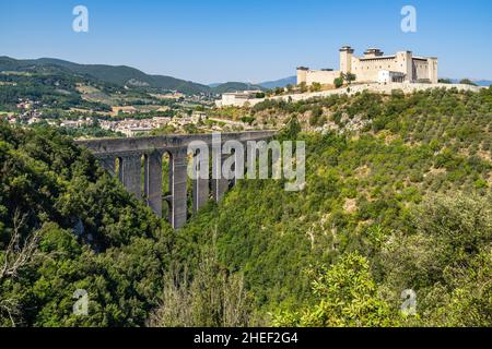 Malerische Landschaft bei Spoleto mit der Brücke Ponte delle Torri und der Festung Rocca Albornoziana, Umbrien, Italien Stockfoto