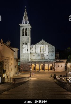 Nachtansicht der Kathedrale von Spoleto, der ikonischsten Sehenswürdigkeit der Stadt, Umbrien, Italien Stockfoto