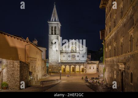 Nachtansicht der Kathedrale von Spoleto, der ikonischsten Sehenswürdigkeit der Stadt, Umbrien, Italien Stockfoto