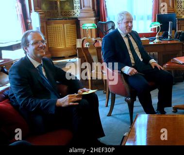 Foto vom 19/07/16 von Premierminister Boris Johnson mit seinem wichtigsten privaten Sekretär, Martin Reynolds (links), der eine E-Mail an mehr als 100 Mitarbeiter der Downing Street schickte und sie bat, „Ihren eigenen Alkohol mitzubringen“ für eine Abendveranstaltung, berichtete ITV. Herr Reynolds sagte, dass sie „das Beste aus dem schönen Wetter machen sollten“, obwohl England im Mai 2020 unter harten Covid-19-Beschränkungen steht. Ausgabedatum: Montag, 10. Januar 2022. Stockfoto