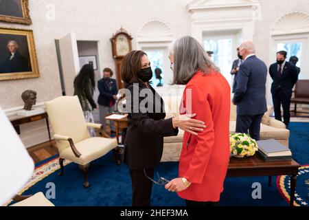 Washington, DC, USA. 19th Oktober 2021. Präsident Joe Biden und Vizepräsident Kamala Harris treffen sich am Dienstag, den 19. Oktober 2021, mit progressiven Kongressmitgliedern im Oval Office. (Foto von Lawrence Jackson) Quelle: White House/ZUMA Press Wire Service/ZUMAPRESS.com/Alamy Live News Stockfoto