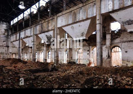 Alte verlassene große Industriehalle wartet auf Abriss Stockfoto