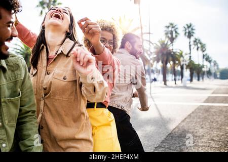 Lustige Gruppe von multirassischen Freunden tanzen auf der Straße twerking Stockfoto