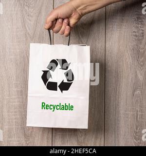 Ein wiederverwendbarer und recycelbarer Papierbeutel in der Hand Stockfoto