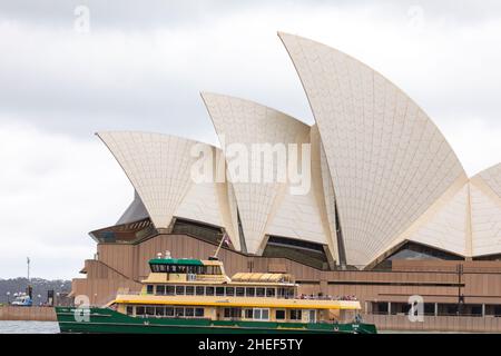 Sydney Ferry die MV Fred Mulden passiert das Opernhaus von Sydney, Sydney, Australien Stockfoto