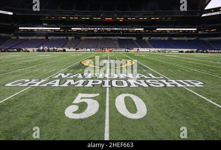 Indianapolis, Usa. 10th Januar 2022. Das Mittelfeld-Logo des Fußballspiels der NCAA National Championship 2022 erwartet die Spieler von Alabama Crimson Tide und der Bulldog der University of Georgia am Montag, den 10. Januar 2022, im Lucas Oil Stadium in Indianapolis, Indiana. Foto von Aaron Josefczyk/UPI Credit: UPI/Alamy Live News Stockfoto