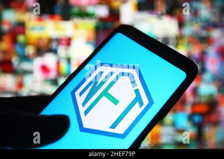 Ukraine. 10th Januar 2022. In dieser Abbildung ist ein NFT-Zeichen (Non-fungible Token) auf einem Smartphone zu sehen. (Foto von Pavlo Gonchar/SOPA Images/Sipa USA) Quelle: SIPA USA/Alamy Live News Stockfoto
