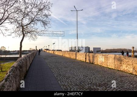 SVILENGRAD, BULGARIEN - 31. DEZEMBER 2021: Blick auf den Sonnenuntergang über der Mustafa Pasha Brücke aus dem 16. Jahrhundert über dem Fluss Maritsa, Svilengrad, Bulgarien Stockfoto