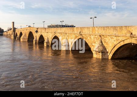 SVILENGRAD, BULGARIEN - 31. DEZEMBER 2021: Blick auf den Sonnenuntergang über der Mustafa Pasha Brücke aus dem 16. Jahrhundert über dem Fluss Maritsa, Svilengrad, Bulgarien Stockfoto