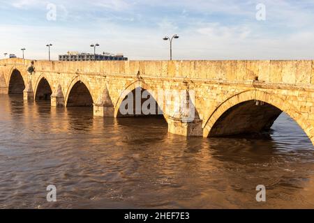 SVILENGRAD, BULGARIEN - 31. DEZEMBER 2021: Blick auf den Sonnenuntergang über der Mustafa Pasha Brücke aus dem 16. Jahrhundert über dem Fluss Maritsa, Svilengrad, Bulgarien Stockfoto