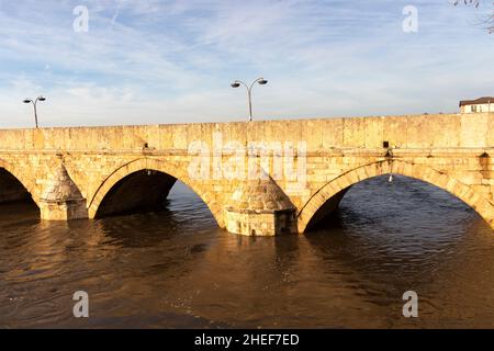 SVILENGRAD, BULGARIEN - 31. DEZEMBER 2021: Blick auf den Sonnenuntergang über der Mustafa Pasha Brücke aus dem 16. Jahrhundert über dem Fluss Maritsa, Svilengrad, Bulgarien Stockfoto