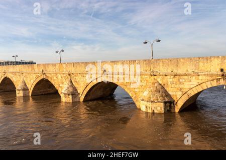 SVILENGRAD, BULGARIEN - 31. DEZEMBER 2021: Blick auf den Sonnenuntergang über der Mustafa Pasha Brücke aus dem 16. Jahrhundert über dem Fluss Maritsa, Svilengrad, Bulgarien Stockfoto