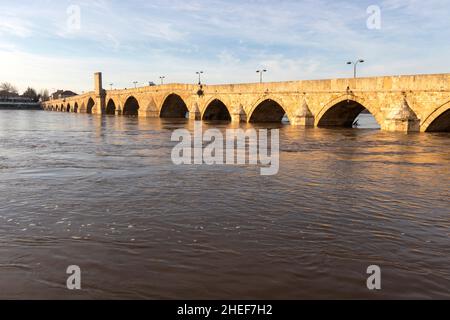 SVILENGRAD, BULGARIEN - 31. DEZEMBER 2021: Blick auf den Sonnenuntergang über der Mustafa Pasha Brücke aus dem 16. Jahrhundert über dem Fluss Maritsa, Svilengrad, Bulgarien Stockfoto