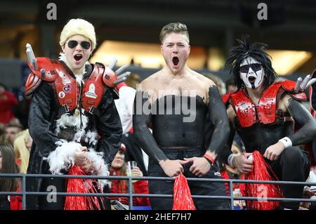 Indianapolis, Usa. 10th Januar 2022. Georgia Bulldogs Fans bereiten sich auf die Alabama Crimson Tide während der NCAA National Championship 2022 Fußballspiel im Lucas Oil Stadium in Indianapolis, Indiana, am Montag, 10. Januar 2022. Foto von Aaron Josefczyk/UPI Credit: UPI/Alamy Live News Stockfoto