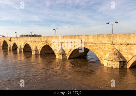 SVILENGRAD, BULGARIEN - 31. DEZEMBER 2021: Blick auf den Sonnenuntergang über der Mustafa Pasha Brücke aus dem 16. Jahrhundert über dem Fluss Maritsa, Svilengrad, Bulgarien Stockfoto