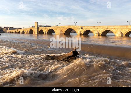 SVILENGRAD, BULGARIEN - 31. DEZEMBER 2021: Blick auf den Sonnenuntergang über der Mustafa Pasha Brücke aus dem 16. Jahrhundert über dem Fluss Maritsa, Svilengrad, Bulgarien Stockfoto