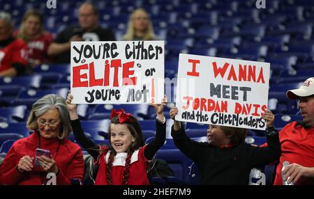 Indianapolis, Usa. 10th Januar 2022. Georgia Bulldogs-Fans erwarten den Start des Fußballspiels der NCAA National Championship 2022 gegen die Alabama Crimson Tide im Lucas Oil Stadium in Indianapolis, Indiana, am Montag, den 10. Januar 2022. Foto von Aaron Josefczyk/UPI Credit: UPI/Alamy Live News Stockfoto