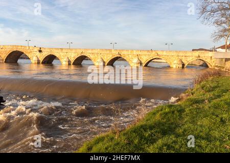 SVILENGRAD, BULGARIEN - 31. DEZEMBER 2021: Blick auf den Sonnenuntergang über der Mustafa Pasha Brücke aus dem 16. Jahrhundert über dem Fluss Maritsa, Svilengrad, Bulgarien Stockfoto