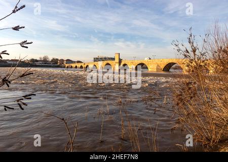 SVILENGRAD, BULGARIEN - 31. DEZEMBER 2021: Blick auf den Sonnenuntergang über der Mustafa Pasha Brücke aus dem 16. Jahrhundert über dem Fluss Maritsa, Svilengrad, Bulgarien Stockfoto