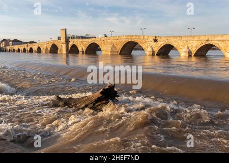 SVILENGRAD, BULGARIEN - 31. DEZEMBER 2021: Blick auf den Sonnenuntergang über der Mustafa Pasha Brücke aus dem 16. Jahrhundert über dem Fluss Maritsa, Svilengrad, Bulgarien Stockfoto