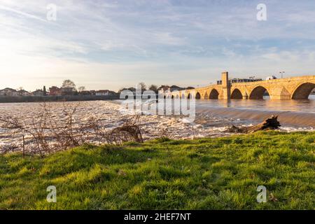 SVILENGRAD, BULGARIEN - 31. DEZEMBER 2021: Blick auf den Sonnenuntergang über der Mustafa Pasha Brücke aus dem 16. Jahrhundert über dem Fluss Maritsa, Svilengrad, Bulgarien Stockfoto