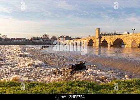 SVILENGRAD, BULGARIEN - 31. DEZEMBER 2021: Blick auf den Sonnenuntergang über der Mustafa Pasha Brücke aus dem 16. Jahrhundert über dem Fluss Maritsa, Svilengrad, Bulgarien Stockfoto