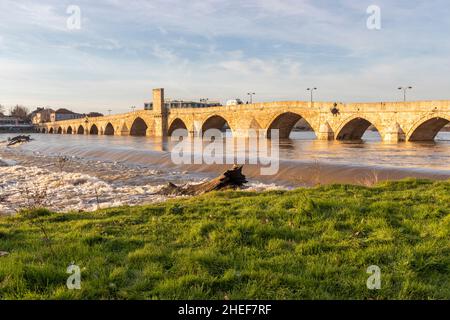 SVILENGRAD, BULGARIEN - 31. DEZEMBER 2021: Blick auf den Sonnenuntergang über der Mustafa Pasha Brücke aus dem 16. Jahrhundert über dem Fluss Maritsa, Svilengrad, Bulgarien Stockfoto