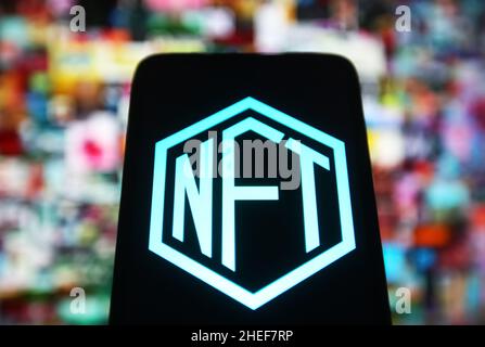 Ukraine. 10th Januar 2022. In dieser Abbildung ist ein NFT-Zeichen (Non-fungible Token) auf einem Smartphone zu sehen. (Bild: © Pavlo Gonchar/SOPA Images via ZUMA Press Wire) Stockfoto