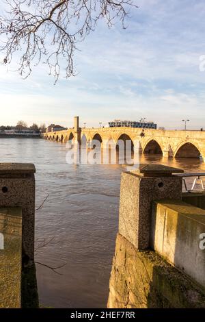SVILENGRAD, BULGARIEN - 31. DEZEMBER 2021: Blick auf den Sonnenuntergang über der Mustafa Pasha Brücke aus dem 16. Jahrhundert über dem Fluss Maritsa, Svilengrad, Bulgarien Stockfoto