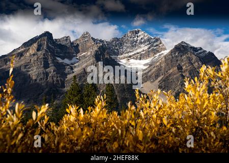 Schneebedeckte Berge entlang des Ice Fields Parkway im Banff National Park. Stockfoto