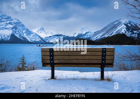 Eine isolierte Parkbank mit Blick auf den Upper Kananaskis Lake und die kanadischen Rocky Mountains in Alberta, Kanada Stockfoto